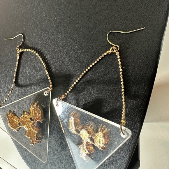 Statement piece Geometric triangle pearl and black gem dangle earrings - Picture 5 of 6